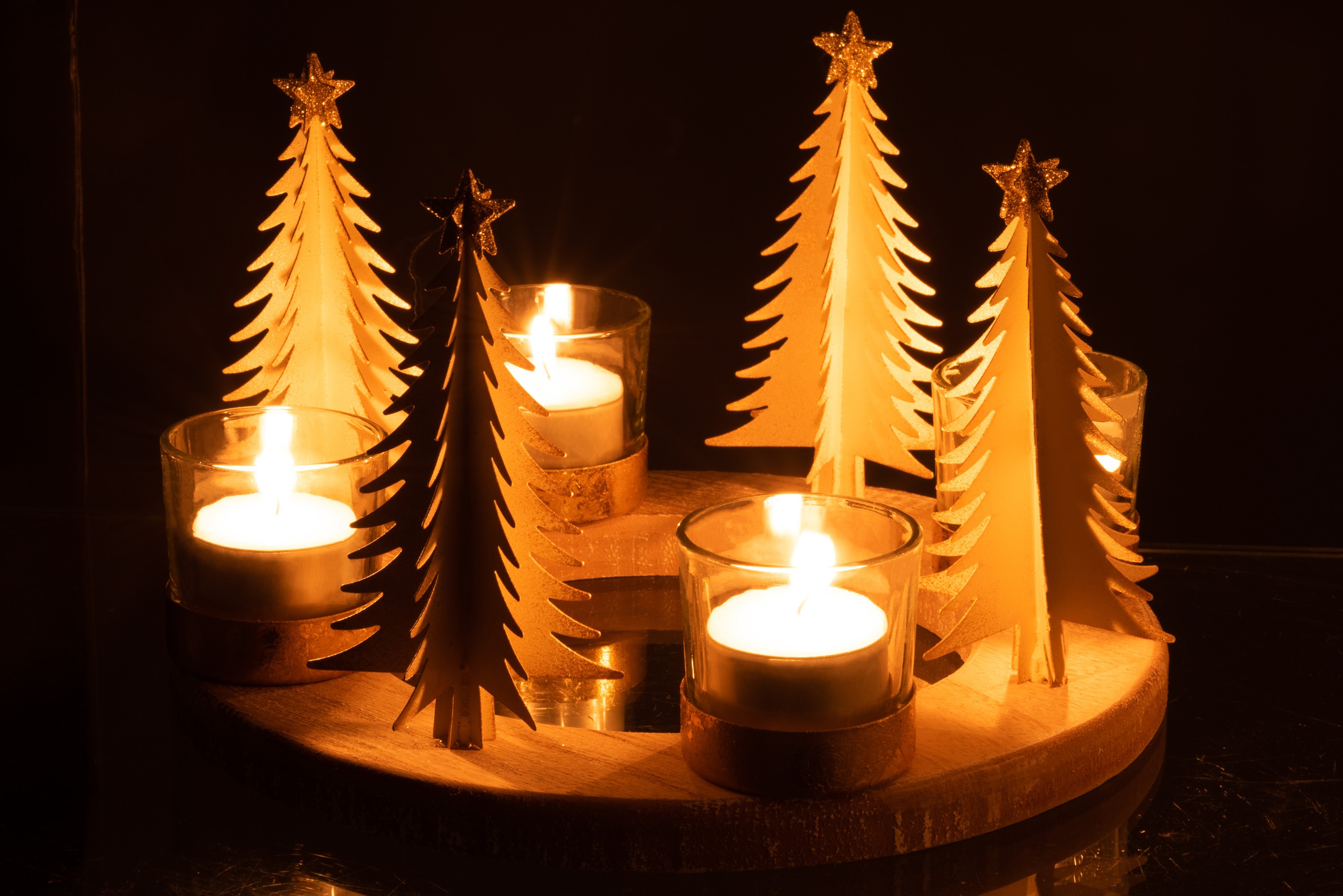 Dřevěný svícen na 4 čajové svíčky se stromky