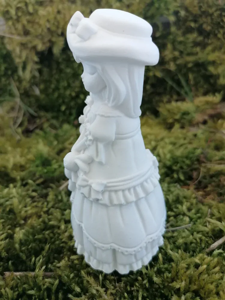 Dívka se zajíčkem k domalování